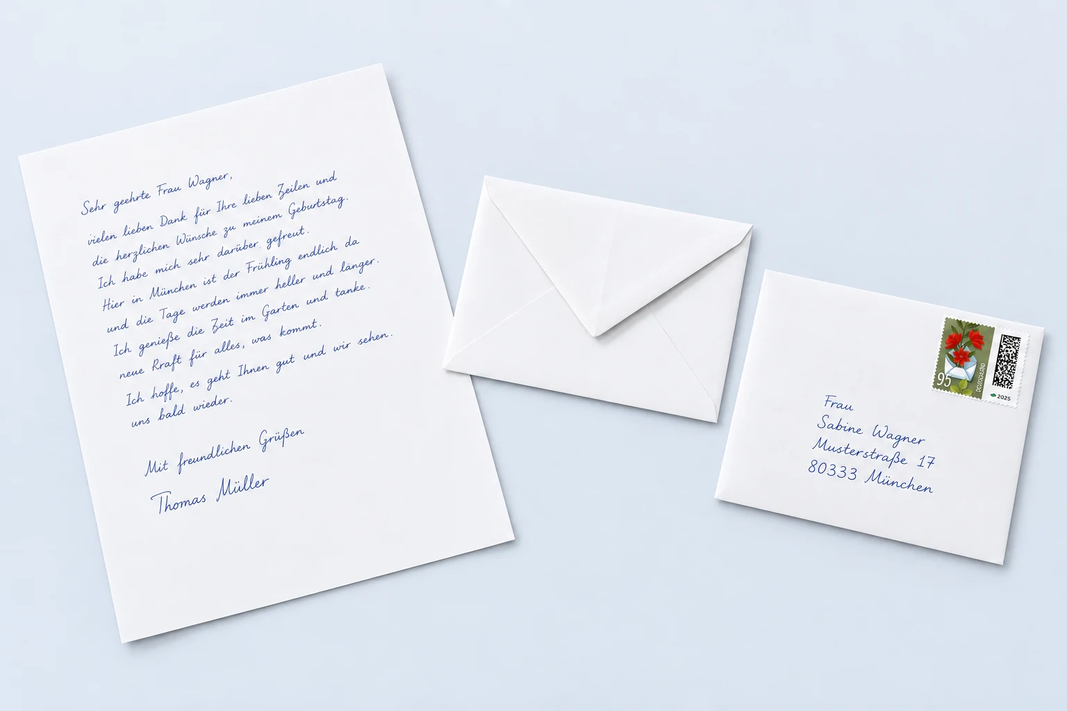 Handgeschriebener DIN-A4-Brief mit weißem Briefumschlag und echter Blumenbrief-Briefmarke.