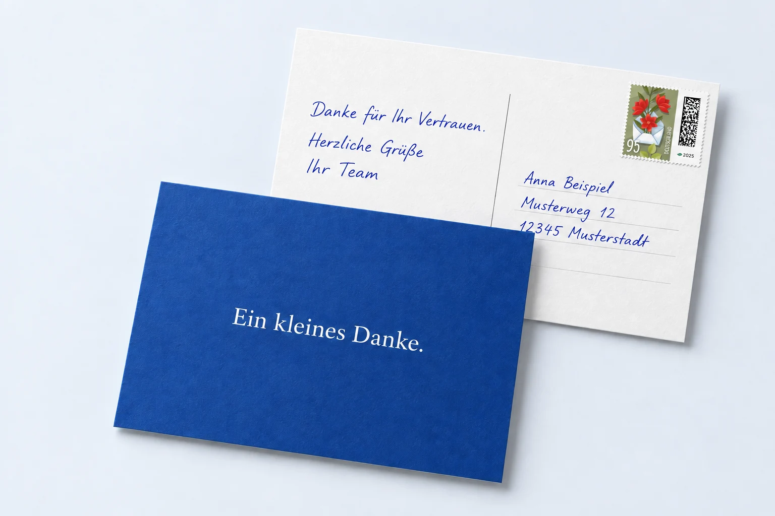 Vorder- und Rückseite einer A6-Postkarte: blaues Dankeschön-Motiv und handgeschriebene Nachricht mit Anschrift.