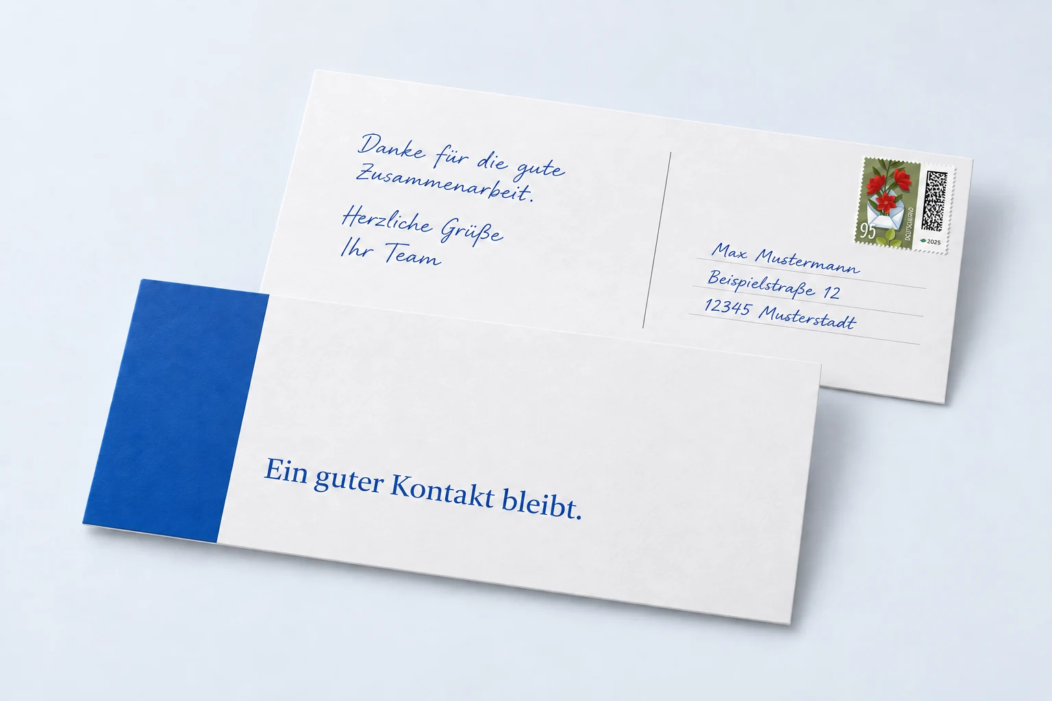 Längliche DIN-lang-Postkarte mit blauem Motiv und handgeschriebener Rückseite.