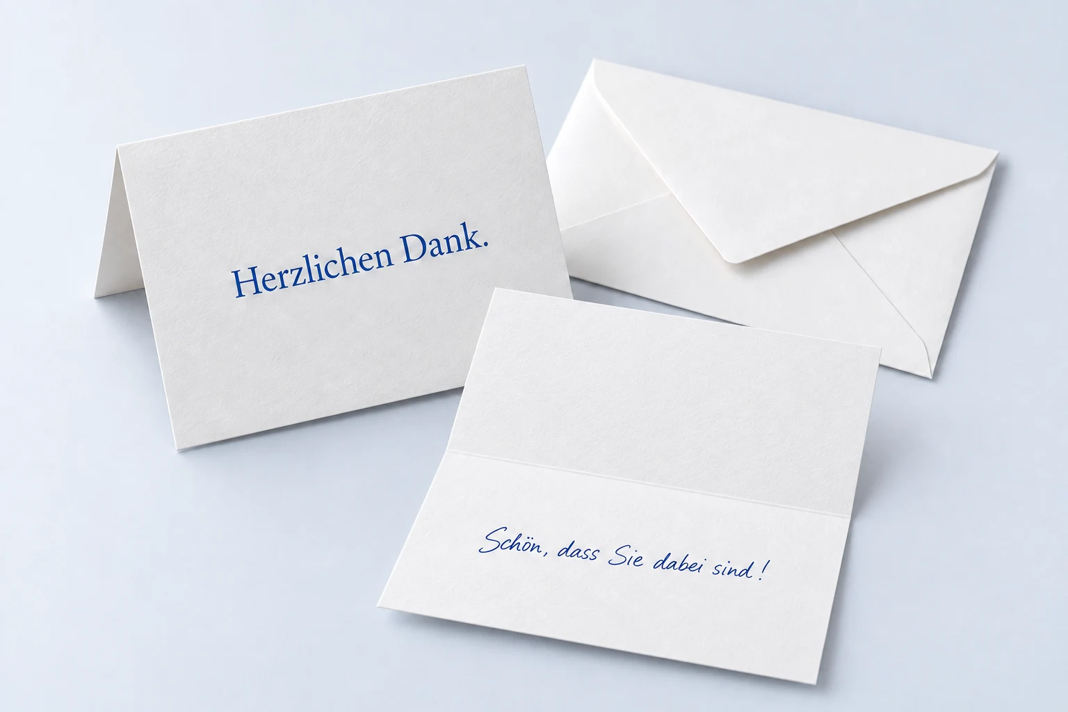 A6-Klappkarte im Querformat, nach oben aufgeklappt, mit handgeschriebener Nachricht.