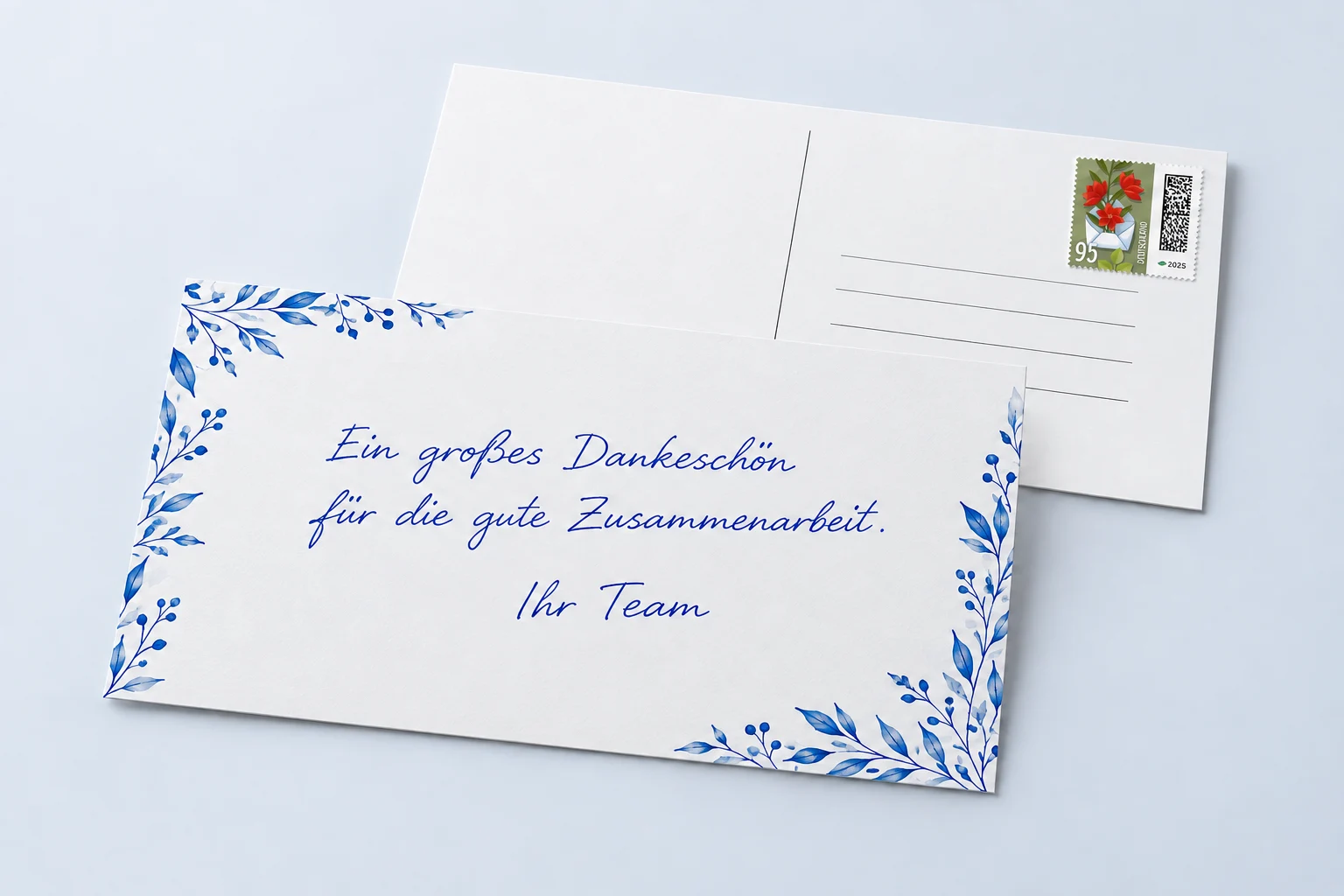 Großformatige Maxi-Postkarte mit blauem Motiv und handgeschriebener Nachricht auf der Rückseite.